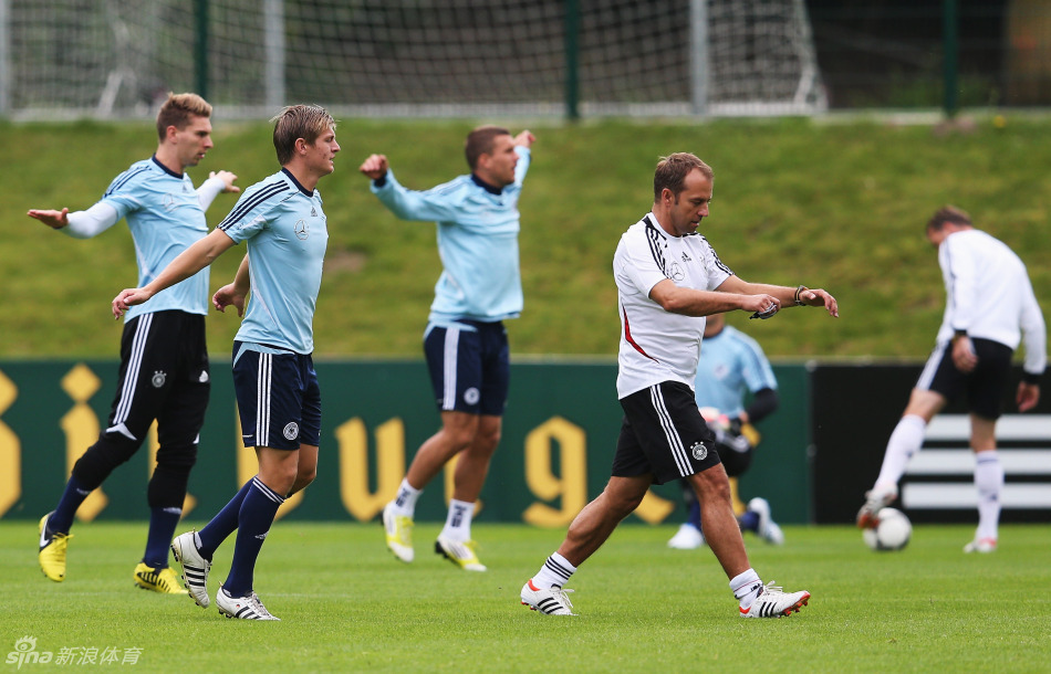 奥地利队誓取三分,备战大赛 奥地利队誓取三分,备战大赛