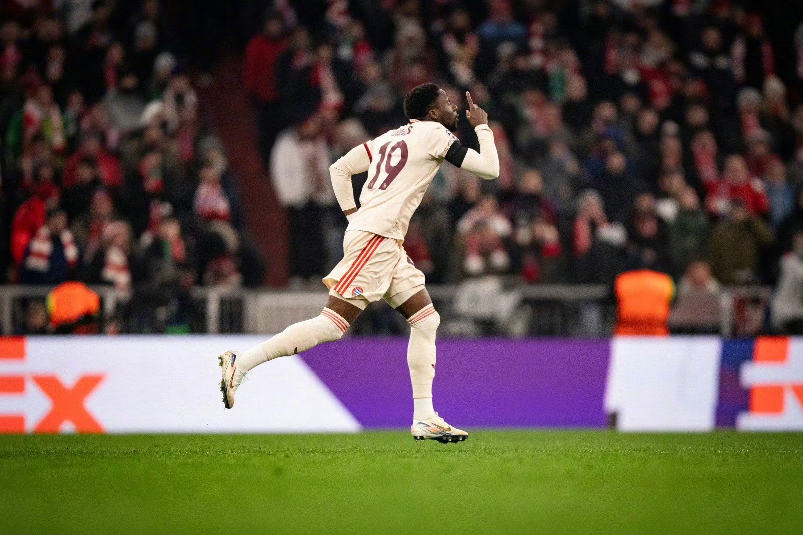 关于拜仁慕尼黑球员受伤离场,球队士气受挫的信息 关于拜仁慕尼黑球员受伤离场,球队士气受挫的信息