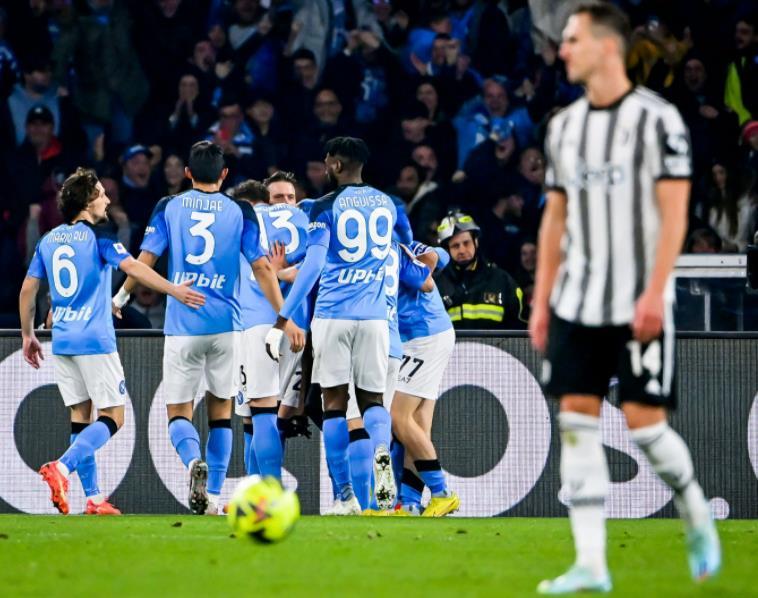 那不勒斯大胜对手，雄起联赛榜首的简单介绍