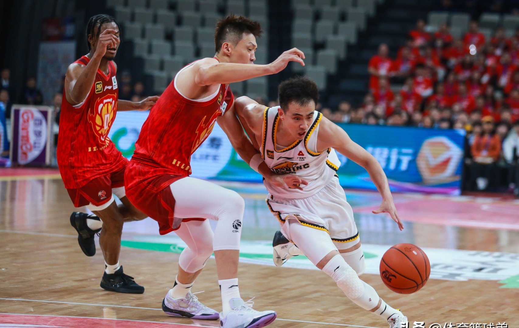 雷火电竞下载-辽宁队逆转鹈鹕，库里带队取胜